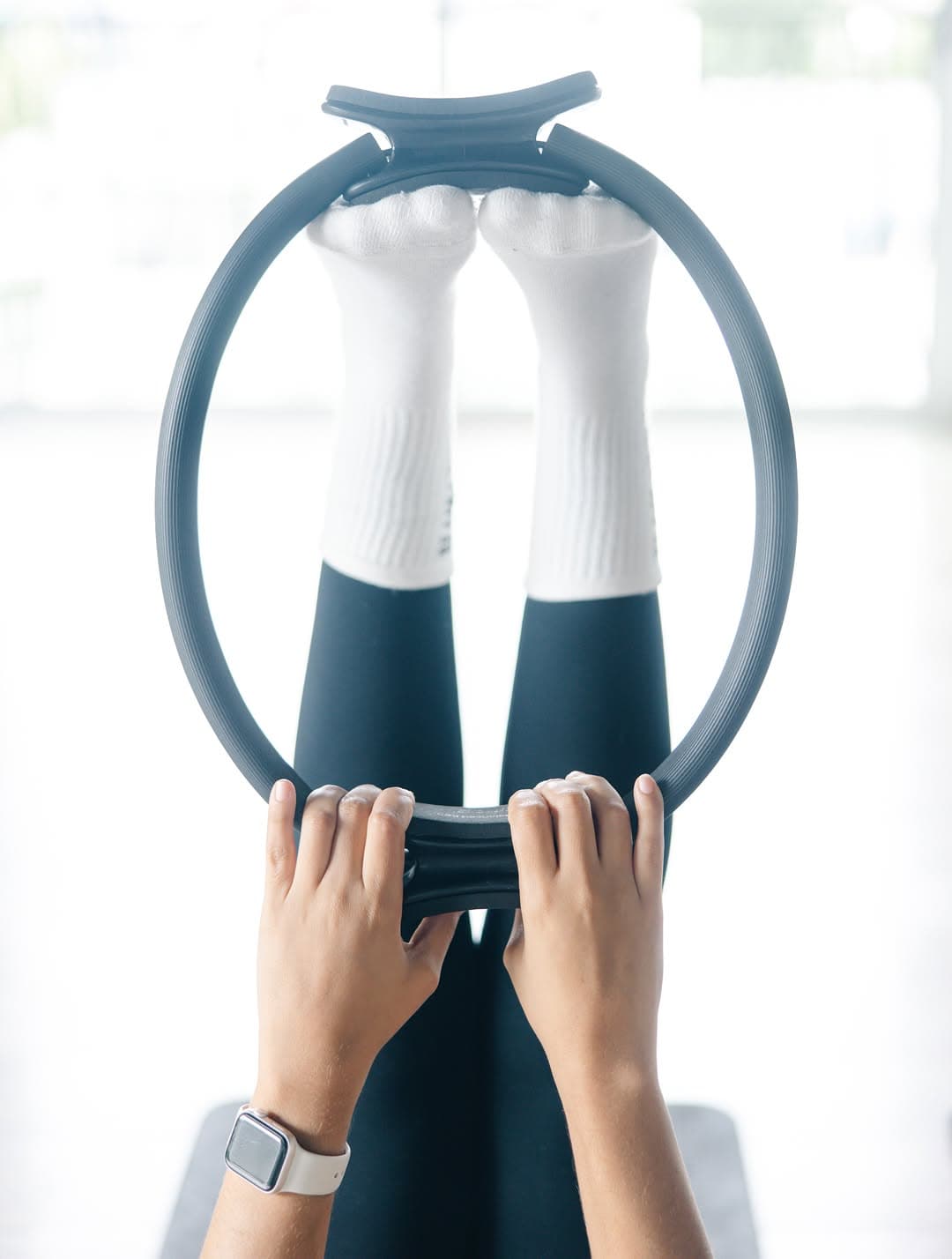 Ejercicio de piernas con el aro mágico de pilates